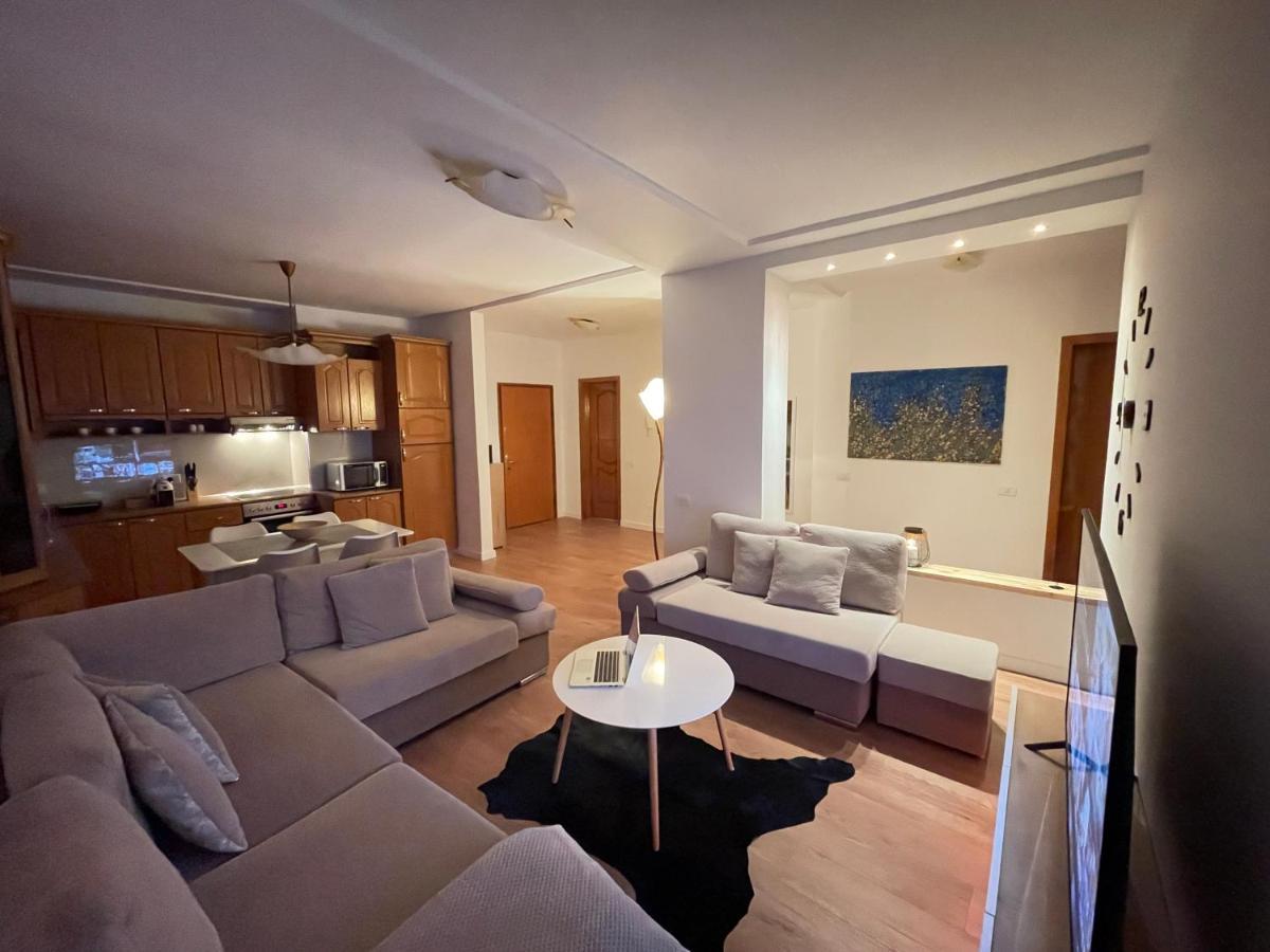 Proper Apartment 1 Tiranë Luaran gambar